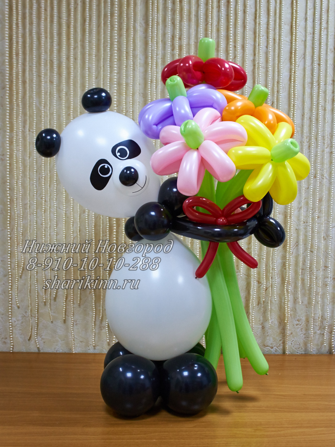 медвежонок панда с букетом цветов из воздушных шаров