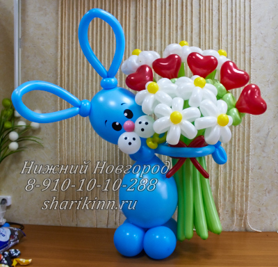 зайка голубой с большим букетом цветов сердечками из воздушных шариков