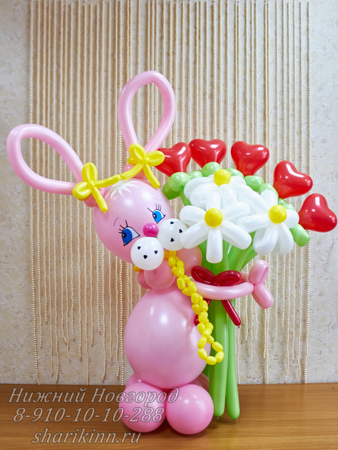 розовый заяц с букетом сердечек и цветов из воздушных шаров