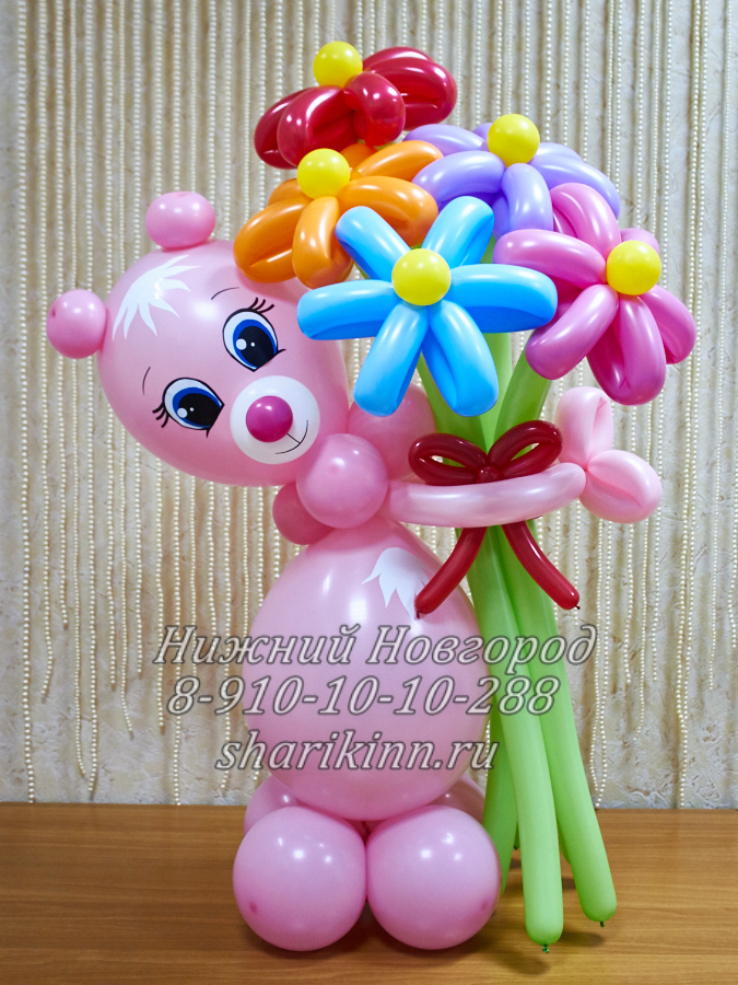 розовый медвежонок с букетом цветов из воздушных шаров