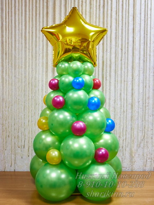 новогодняя елка из водушных шаров с золотыми игрушками и синей мишурой