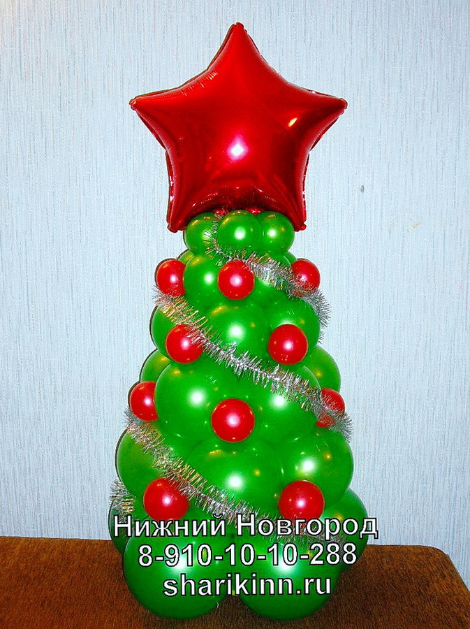 новогодняя елка из водушных шаров с красными игрушками и серебрянной мишурой