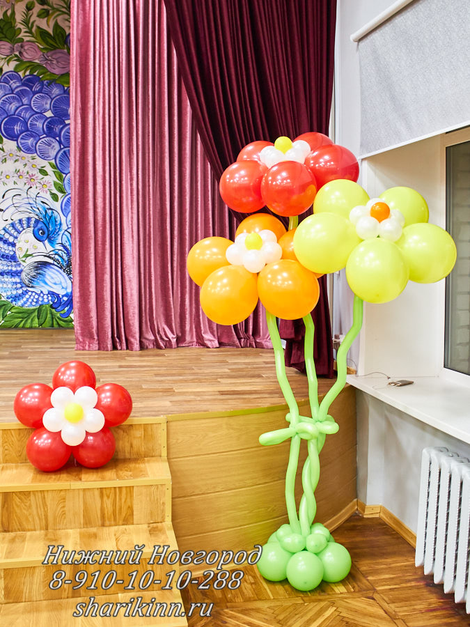 Цветочная клумба из воздушных шаров для оформления сцены заказать недорого