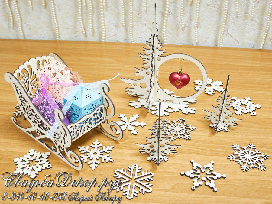 Новогодняя конфетница сани, елочка и снежинки из фанеры заказать недорого