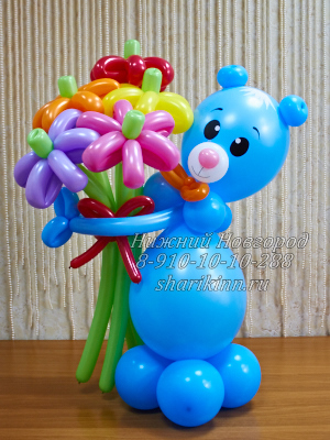 мишка голубой с букетом цветов из воздушных шаров