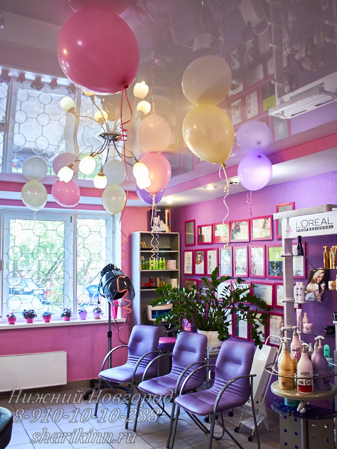 Зал салона красоты украшенный воздушными шарами с гелием