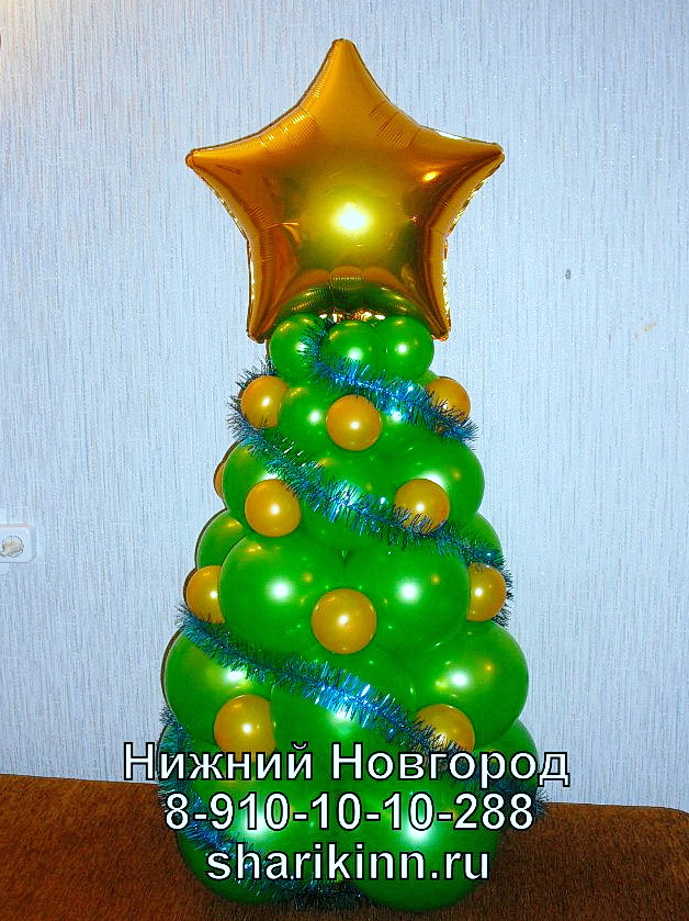 новогодняя елка из водушных шаров с красными игрушками и золотой мишурой