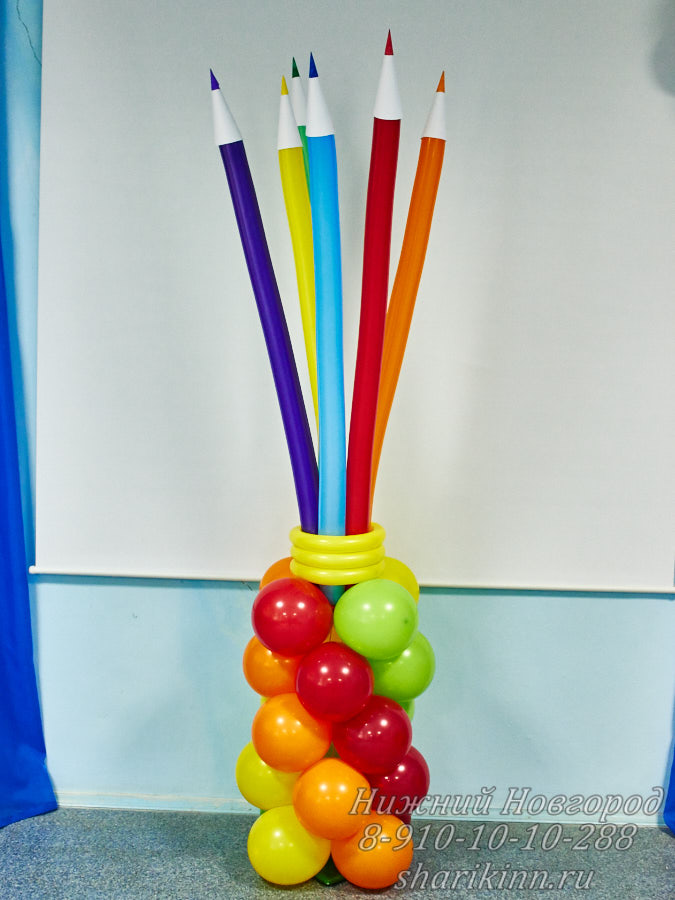 пенал с цветными карандашами из воздушных шаров в оформлении выпускного детсад