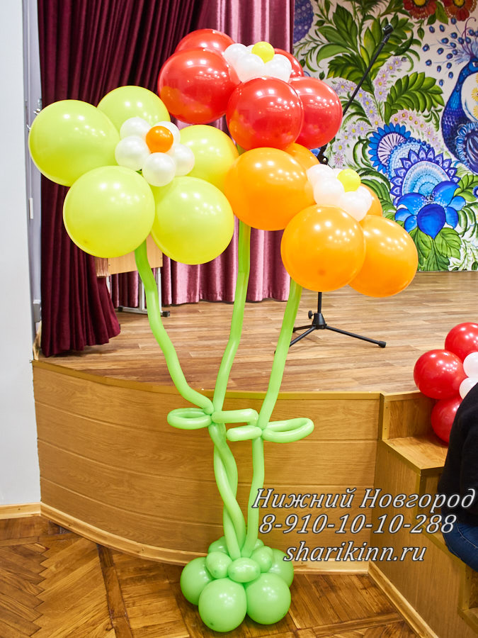 Большая цветочная клумба из воздушных шаров заказать недорого